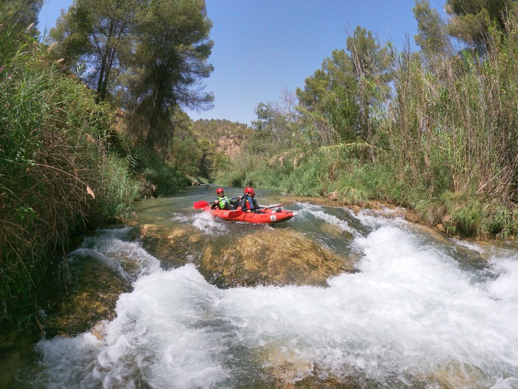 Kayak en rápidos, naturaleza, aventura al aire libre.