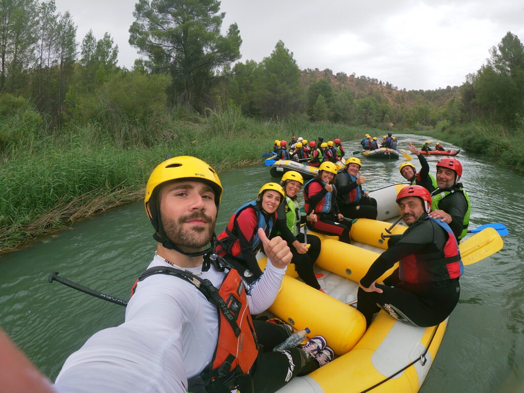 Grupo sonriendo en balsa de rafting.