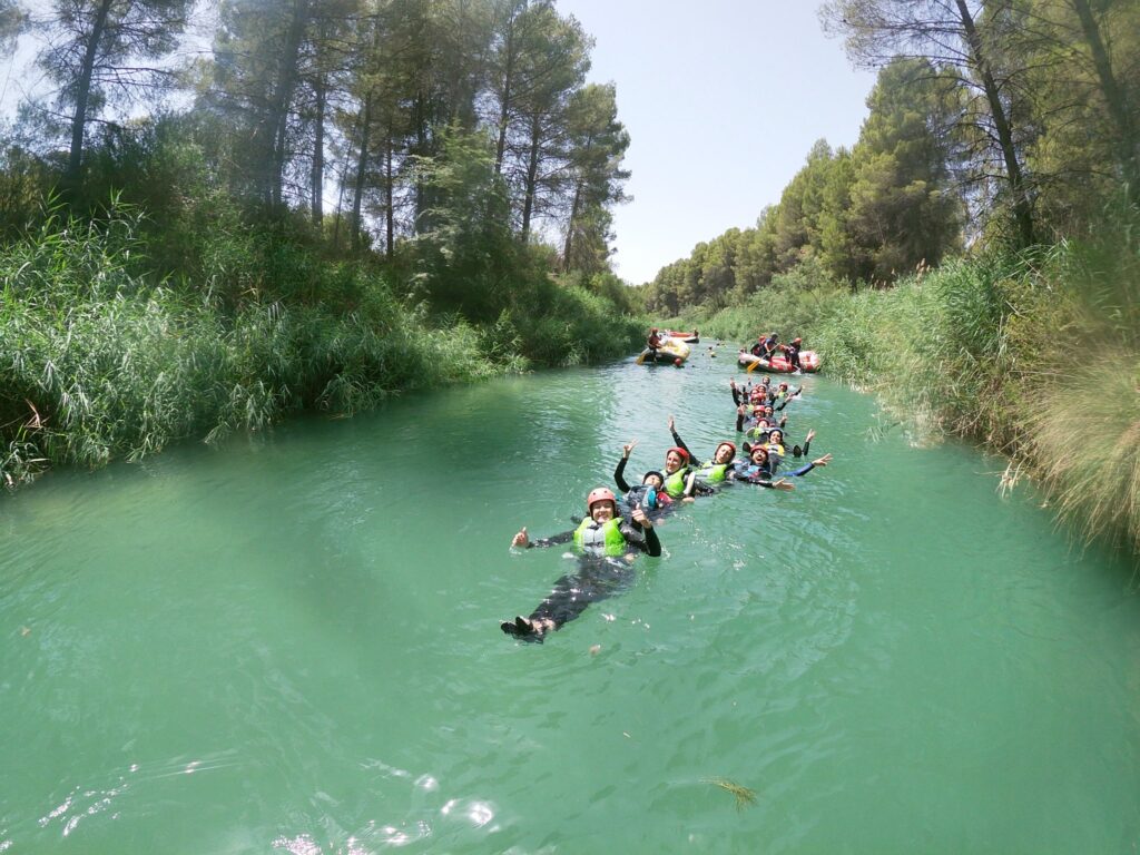 Grupo haciendo rafting en río verde.