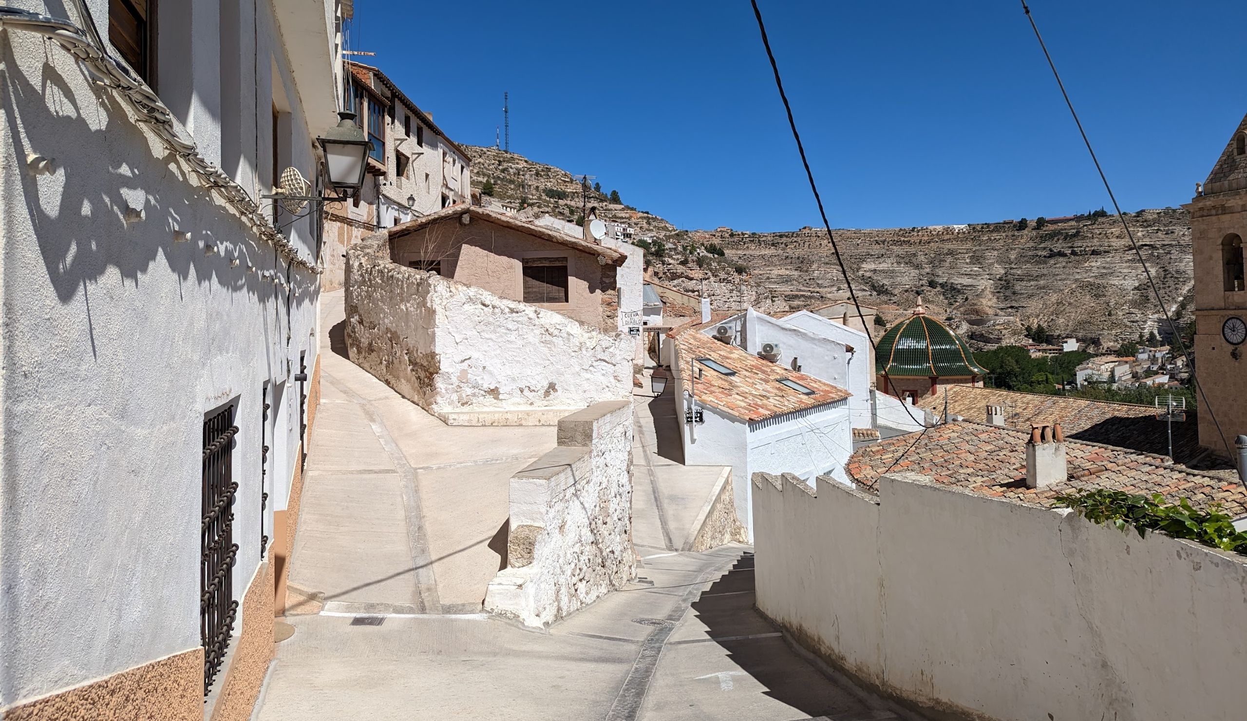 Calle empedrada y casas en pueblo español