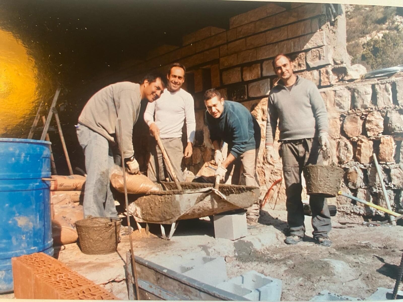 Cuatro hombres trabajando en una obra de construcción.