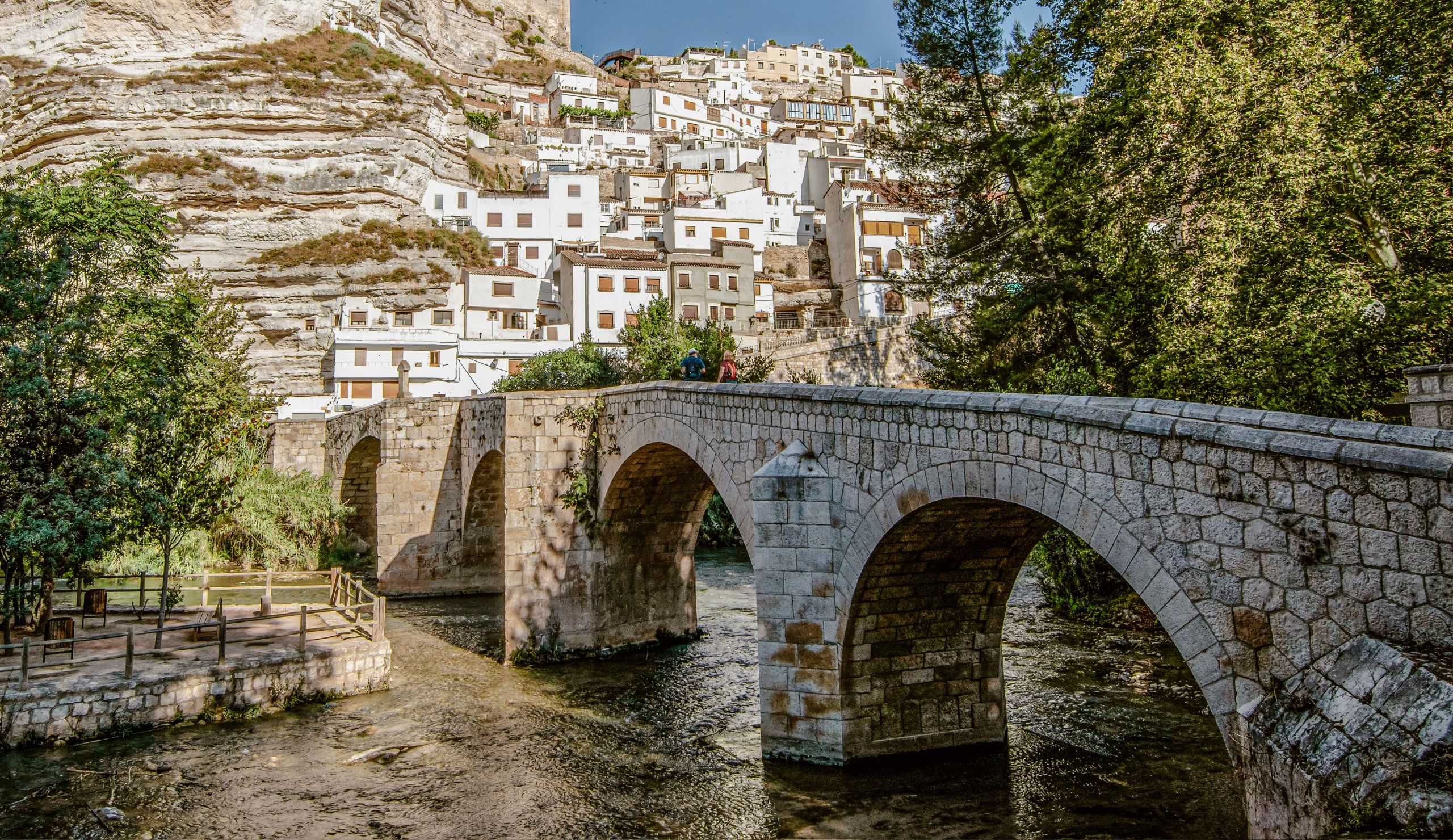 Alcalá del Júcar, puente y casas colgantes.